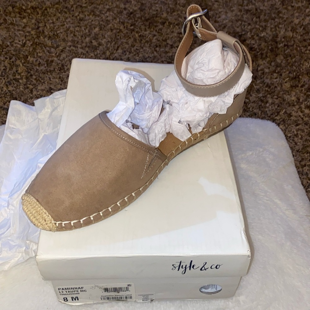 Nude flats/ Size 8